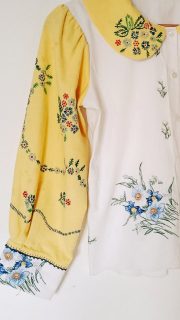 Não acreditamos na pressa.
Acreditamos no processo.

O ano que passou deu-nos oportunidades para muitos encontros, muitas partilhas, de contar histórias e de criar muitos bordados.

Neste novo ano, seguimos com a calma de criar à mão,
com dedicação em cada ponto e em cada palavra,
com encontros cheios de fios, bastidores e partilhas.

Que o novo ano seja tecido com calma, com carinho e propósito.