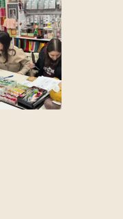 Mais um mês do Clube do Bordado chegou — e mesmo com dias de chuva 🌧️, a criatividade só aumentou. Entre partilha de ideias, cores e pontos, surgiram saquinhos bordados cheios, individuais elegantes que transformam qualquer mesa e patches perfeitos para criar ganchos, experimentar combinações e testar novas técnicas.

Foi um dia de agulhas na mão, conversas boas e aquela serenidade de criar sem pressa, deixando cada peça contar a sua própria história ✨