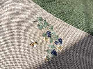 As etapas, desde o que vai na cabeça ao que termina no tecido.
Garanto - nunca acaba como começa. E o melhor? É mesmo o caminho 🐝🫐