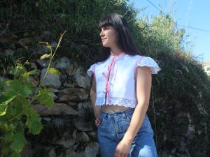 Camisa curta com mangas rendadas